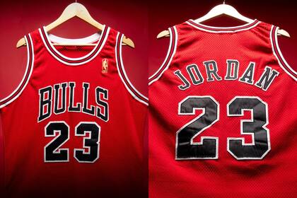 La icónica camiseta que usó Michael Jordan en Chicago Bulls que fue subastada en casi 5 millones de dólares (Sothebys)