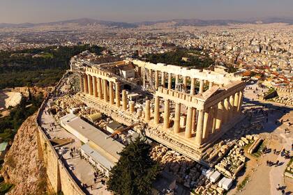 La icónica colina de la Acrópolis y el Partenón, el centro histórico de Atenas, Attica, Grecia