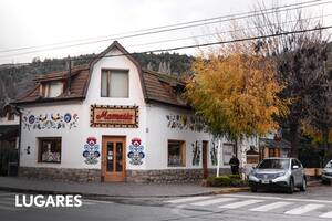 La icónica esquina donde funciona la chocolatería Mamusia supo ser el Bar Lerín, uno de los bodegones más concurridos del pueblo.