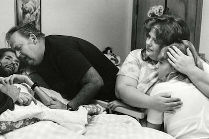 La icónica foto de David Kirby acompañado por su familia en su etapa terminal del sida en Ohio en 1990