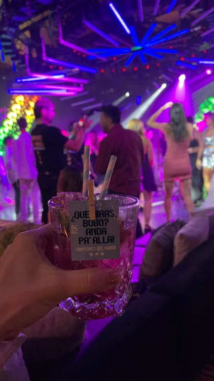 La icónica frase de Messi durante el Mundial "¿Qué mirás bobo? Andá para alla", estuvo en los vasos de los invitados (Foto: Instagram @gimeaccardi)