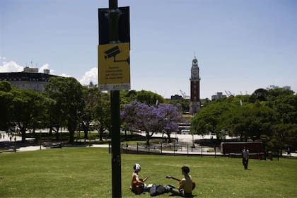 La icónica plaza de Retiro tiene presencia policial y sistemas de vigilancia, pero parece no bastar para evitar los robos