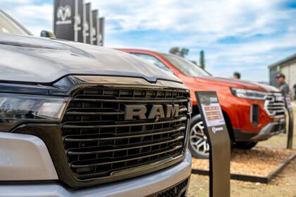 La icónica trompa de la RAM 1500 Night Edition.