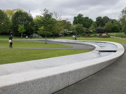 La idea de la fuente es la del cauce de un río de forma ovalada y poco profundo.