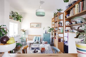 La idea de las casitas surgió tras un seminario de moldería en yeso. La consigna fue desarrollar un objeto funcional. En este caso, luces de noche para niños.