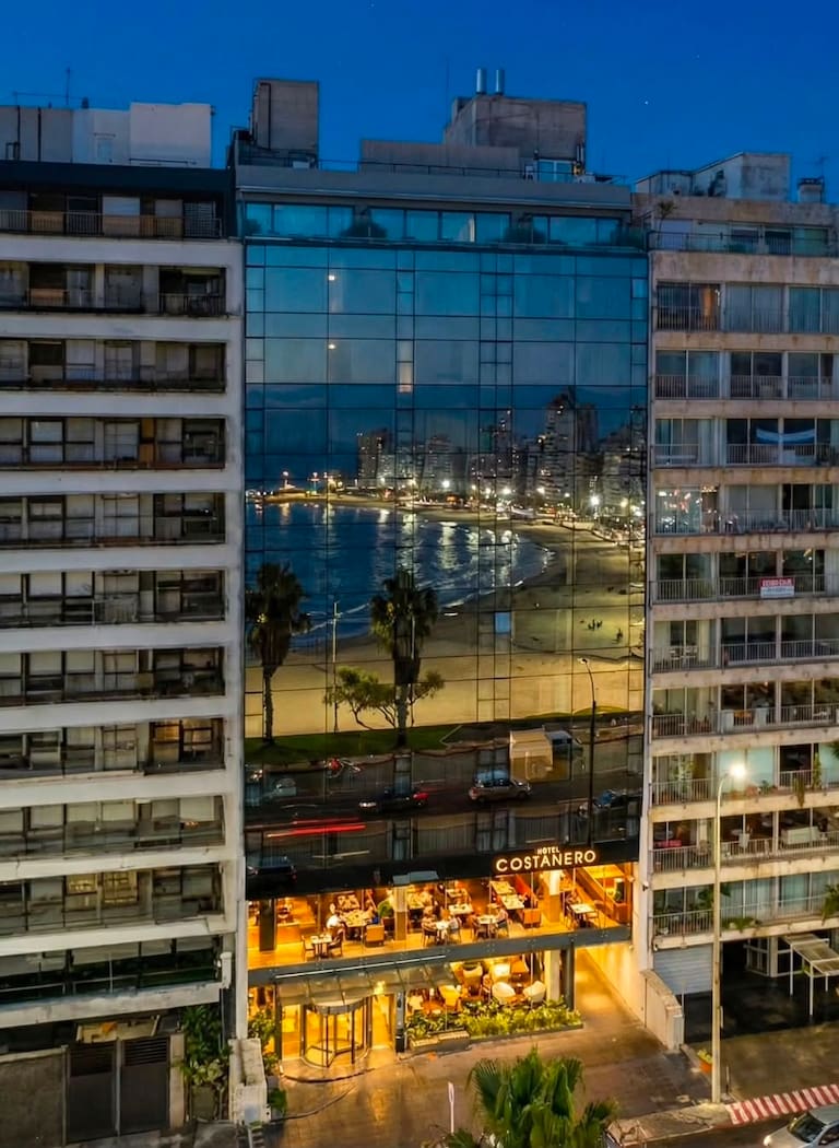 La idea de los arquitectos del Costanero fue que el frente del hotel reflejara la playa