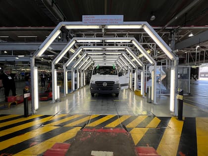 La idea de los “trajes a medida”: se trata de producir volúmenes poco atractivos para Mercedes-Benz Alemania, pero fundamentales para Virrey del Pino