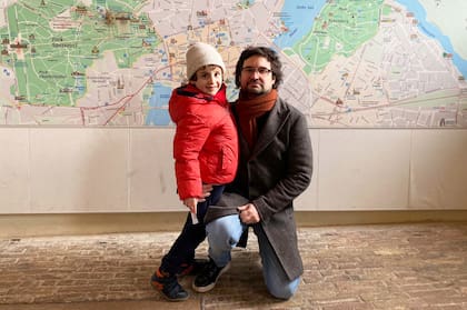 "La idea de nación e identidad potente se desvanece para dejar lugar al expat y las familias expats con hijos que acumulan pasaportes e idiomas”.