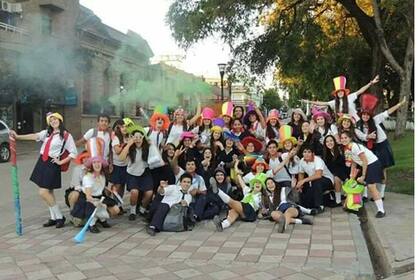 La idea del festejo consiste en reunirse, disfrazarse, llevar aerosoles con espuma y cotillón, y llegar a la escuela el Primer Último Día de clase sin dormir