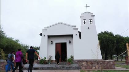 “La idea es que la gente pueda hacer el camino rezando, acompañado por estas imágenes y oraciones", dice el sacerdote a cargo del santuario
