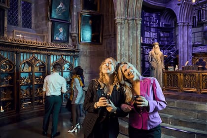 La idea es que los visitantes recorran los escenarios donde se filmaron las escenas inolvidables de la saga mágica