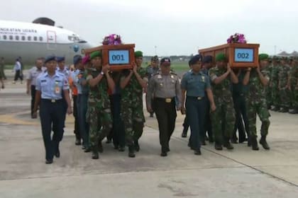 La identificación de los cuerpos de las víctimas del vuelo QZ8501 se hace en Surabaya, ciudad de donde partió el avión antes del accidente