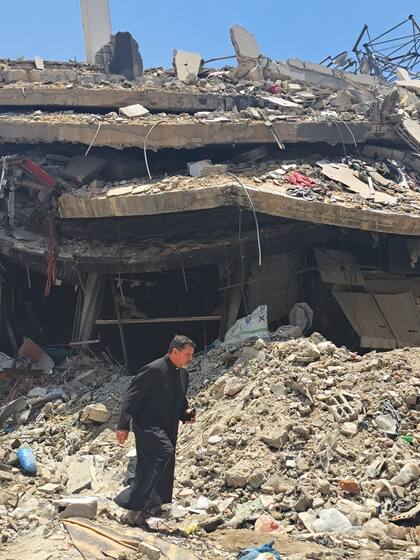 La iglesia católica de Gaza, un refugio en medio de la devastación, se encuentra rodeada de escombros tras los bombardeos