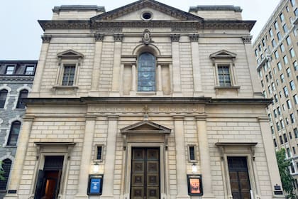 La iglesia católica es la misma en donde se realizó el servicio religioso de Jackie Kennedy, en 1994