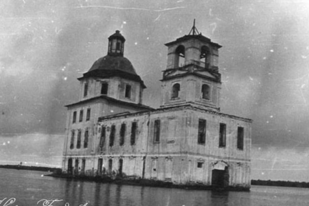 La iglesia de la Natividad de Krokhino fue uno los pocos edificio que quedaron sobre las aguas tras la contrucción de las represas en el Volga