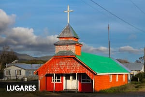 La iglesia de madera de Cucao iluminada por el sol de la tarde.