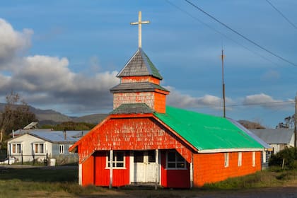 La iglesia de madera de Cucao iluminada por el sol de la tarde.