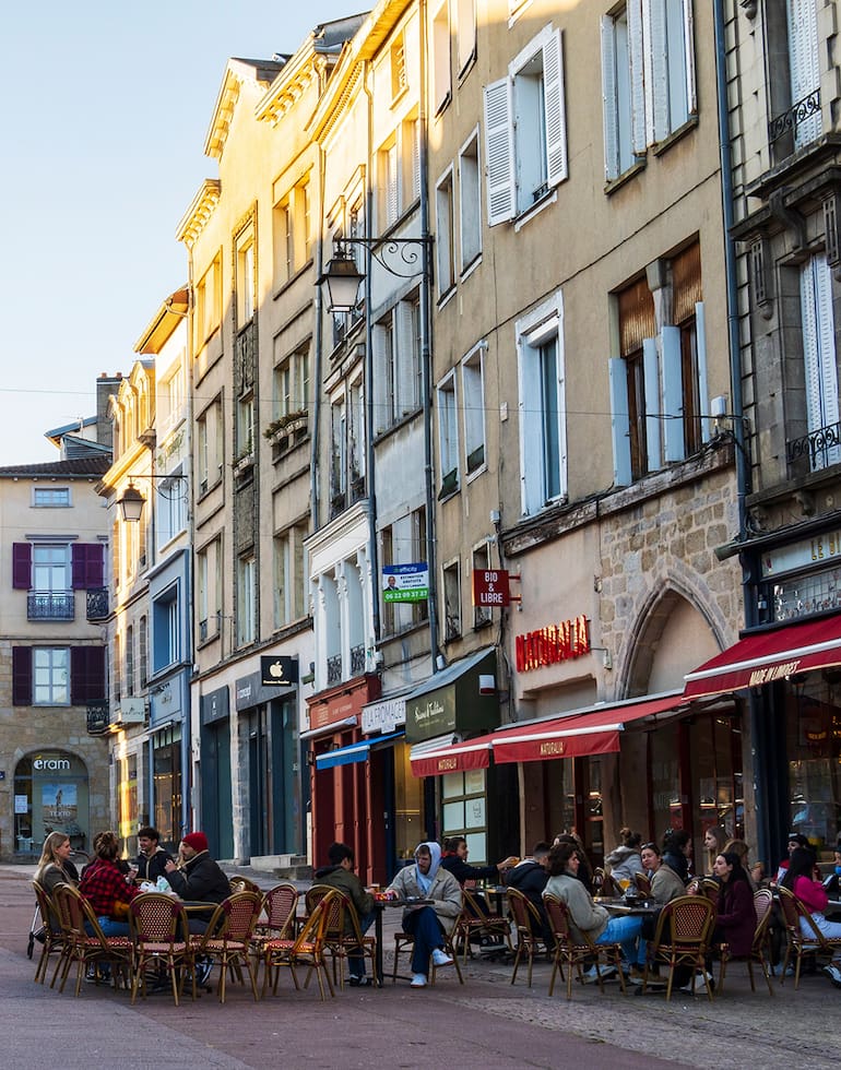 La iglesia de Saint-Michel-des-Lions y los típicos cafés de Limoges, alejada del circuito turístico clásico, 4 de abril de 2023