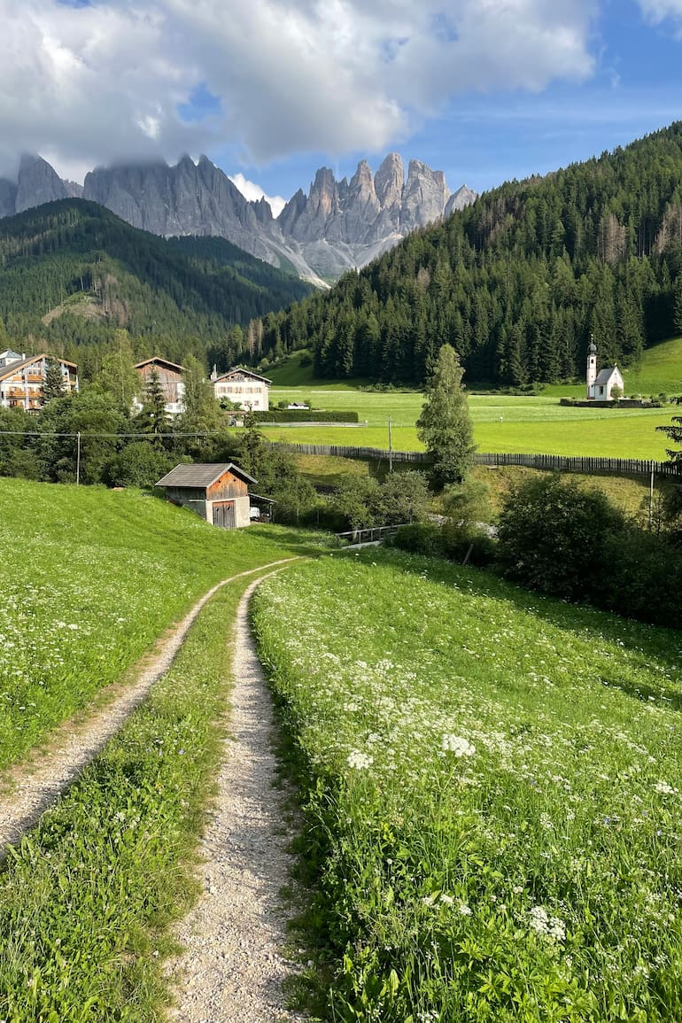 La iglesia de San Juan en Ranui, una postal clásica de Dolomitas.