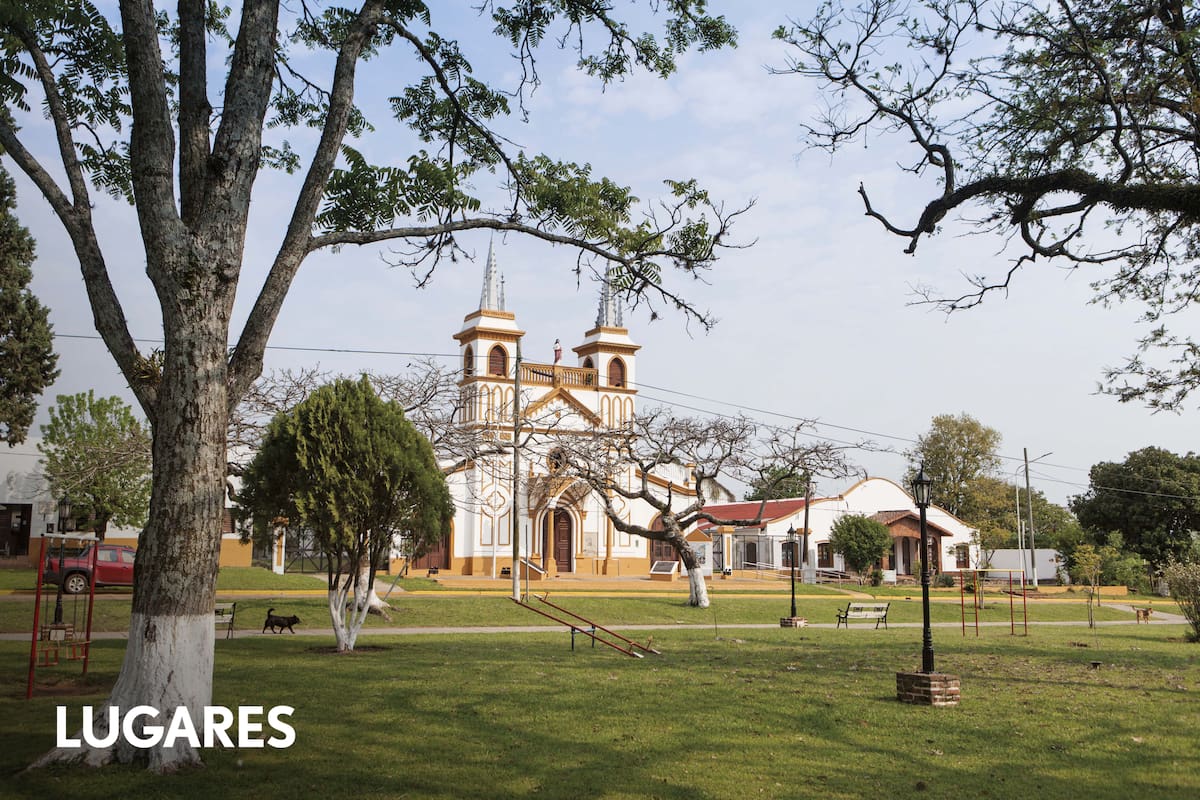 La Iglesia de San Martín de Tours en Yapeyú, Corrientes, es un sitio histórico clave, situado donde se encontraba la reducción jesuítica de 1627