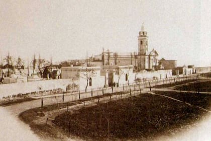 La Iglesia del Pilar, junto al cementerio construido donde se encontraba el antiguo huerto de los padres recoletos