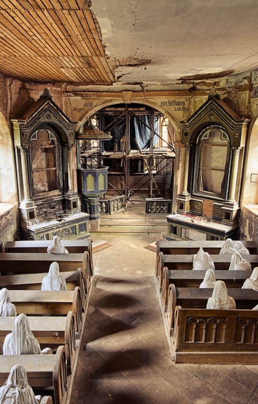 La iglesia fue restaurada con fantasmas como fieles eternos