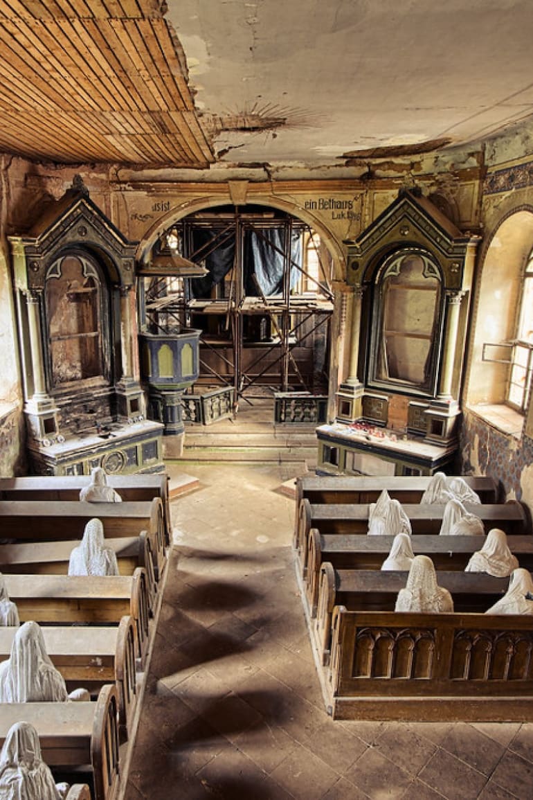 La iglesia fue restaurada con fantasmas como fieles eternos