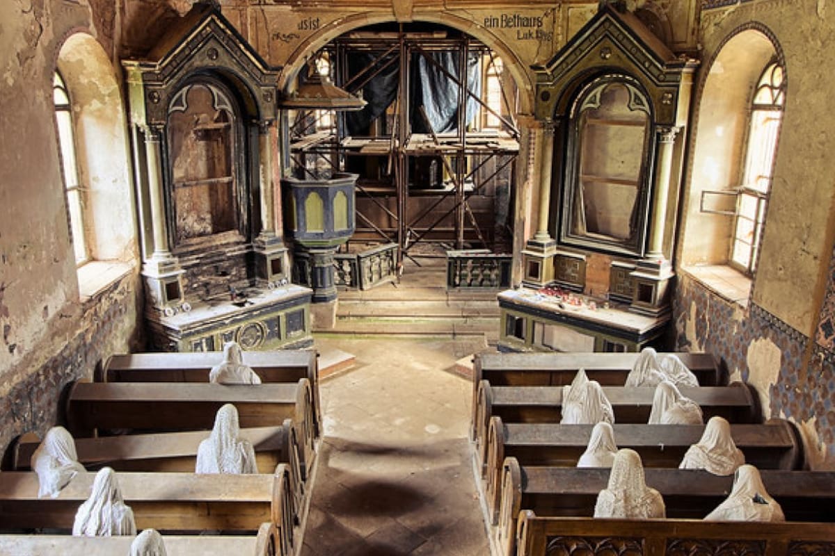 La iglesia fue restaurada con fantasmas como fieles eternos