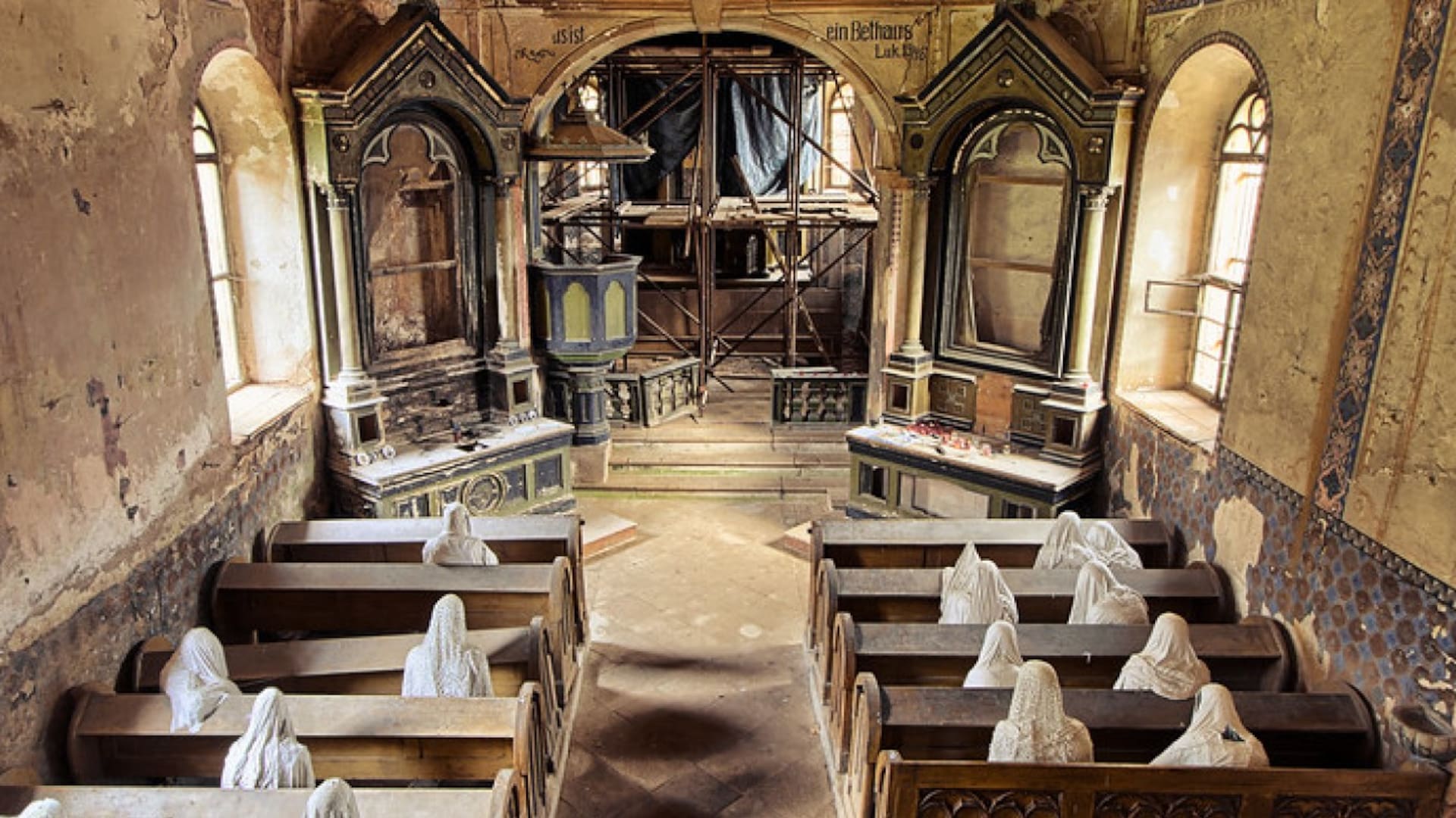 La iglesia fue restaurada con fantasmas como fieles eternos