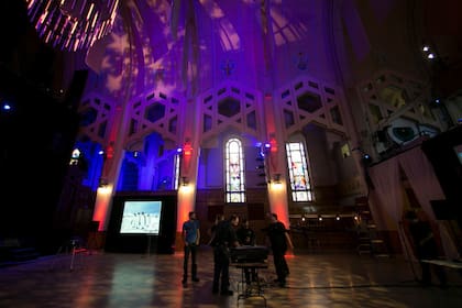 La iglesia Nuestra Señora del Perpetuo Socorro en Montreal fue transformada en el Théâtre Paradoxe (Teatro Paradoja), con un costo de casi 3 millones de dólares en renovaciones