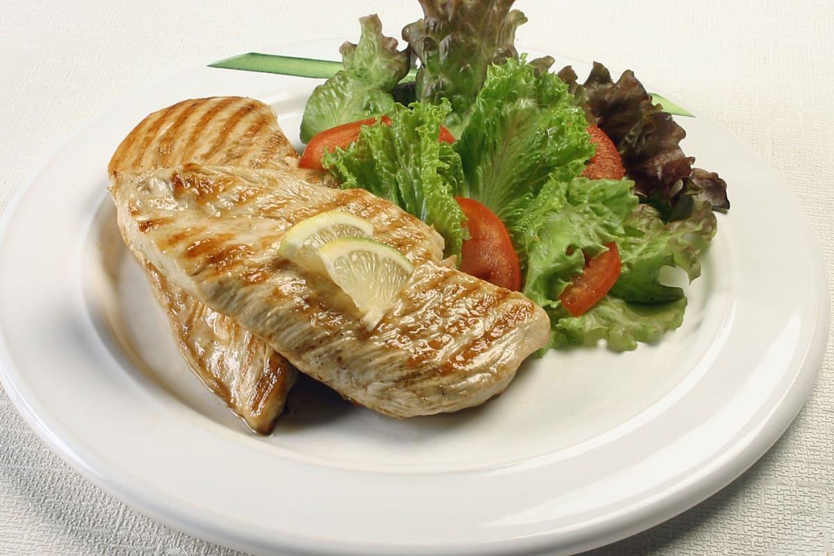 La Iglesia recomienda a sus fieles no consumir pollo o carne roja el Viernes Santo