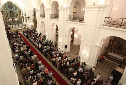 Los fieles en la iglesia San Ignacio de Loyola