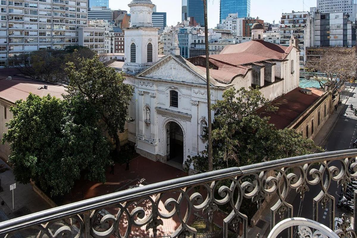 La Iglesia Santa Catalina se puede ver desde el balcón de 50 metros corridos que tiene el departamento principal