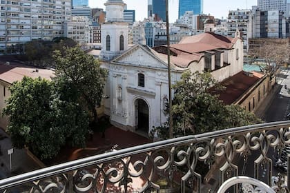 La Iglesia Santa Catalina se puede ver desde el balcón de 50 metros corridos que tiene el departamento principal