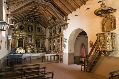 La iglesia tiene tres altares, un púlpito tallado y exhibe llamativos óleos sobre lienzo de estilo cuzqueño