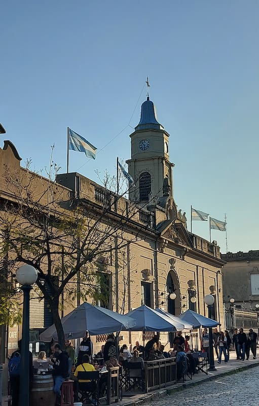 La iglesia y el viejo edificio de la Municipalidad de San Antonio de Areco. Delante, el clásico bar El Tokio.