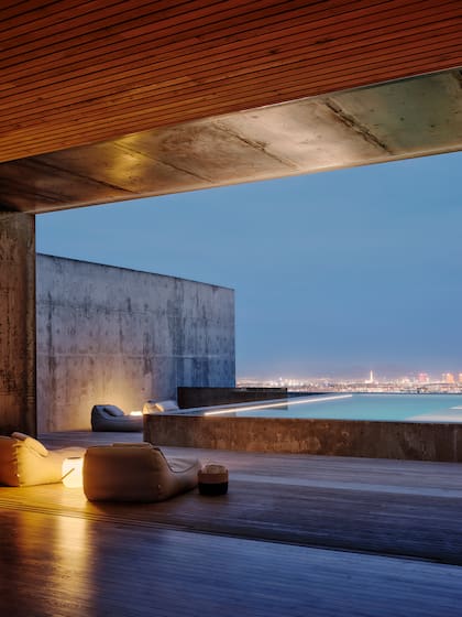 La iluminación de los espacios exteriores se diseñó con piezas de Catellani & Smith, Hunza, B-K Lighting y Gloster.