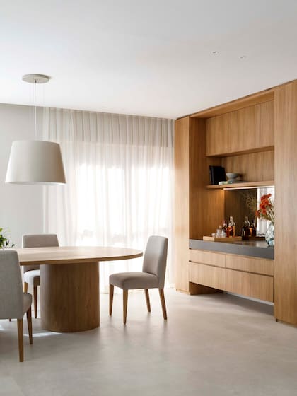 La iluminación técnica de todo el departamento es de Idea. Enchapado de paredes en madera petiribí y mesada de bar granito ‘Negro Brasil’ leather (Bow Arquitectura).