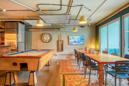 La iluminación y la luz natural son importantes en los espacios de cowork. Aquí, Selina Córdoba.