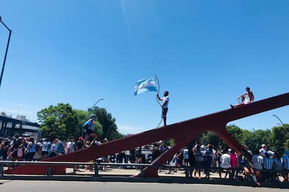 La ilusión de ver a la selección en el puente de Beiró y General Paz