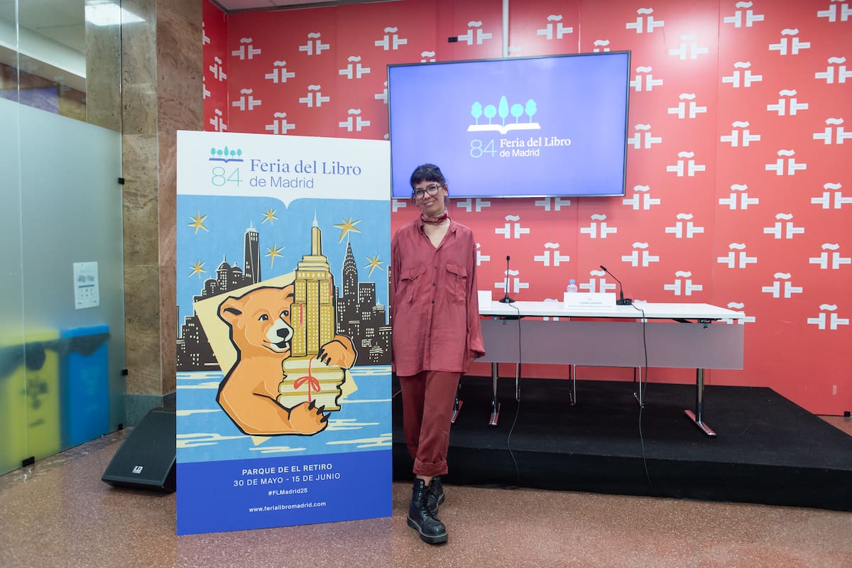 La ilustradora argentina Coni Curi hizo el cartel de la 84ª edición de la Feria del Libro de Madrid