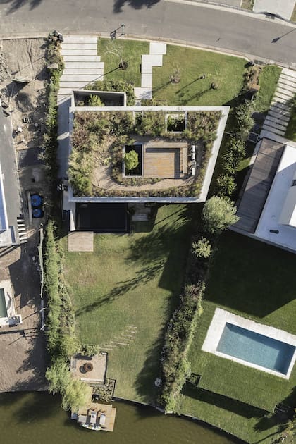 La imagen aérea muestra la distribución de los tres patios y la terraza de 128m2, donde conviven especies nativas con una huerta que colabora en la provisión de verduras.