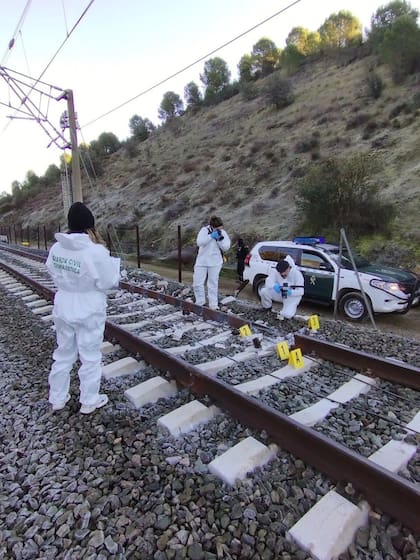 La imagen compartida por Guardia Civil que muestra el hueco en el raíl