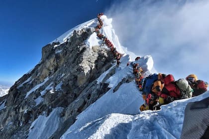 La imagen compartida por un montañista de la expedición Nirmal Purjas Project Possible muestra la fila de personas esperando turno para alcanzar la cima del Monte Everest