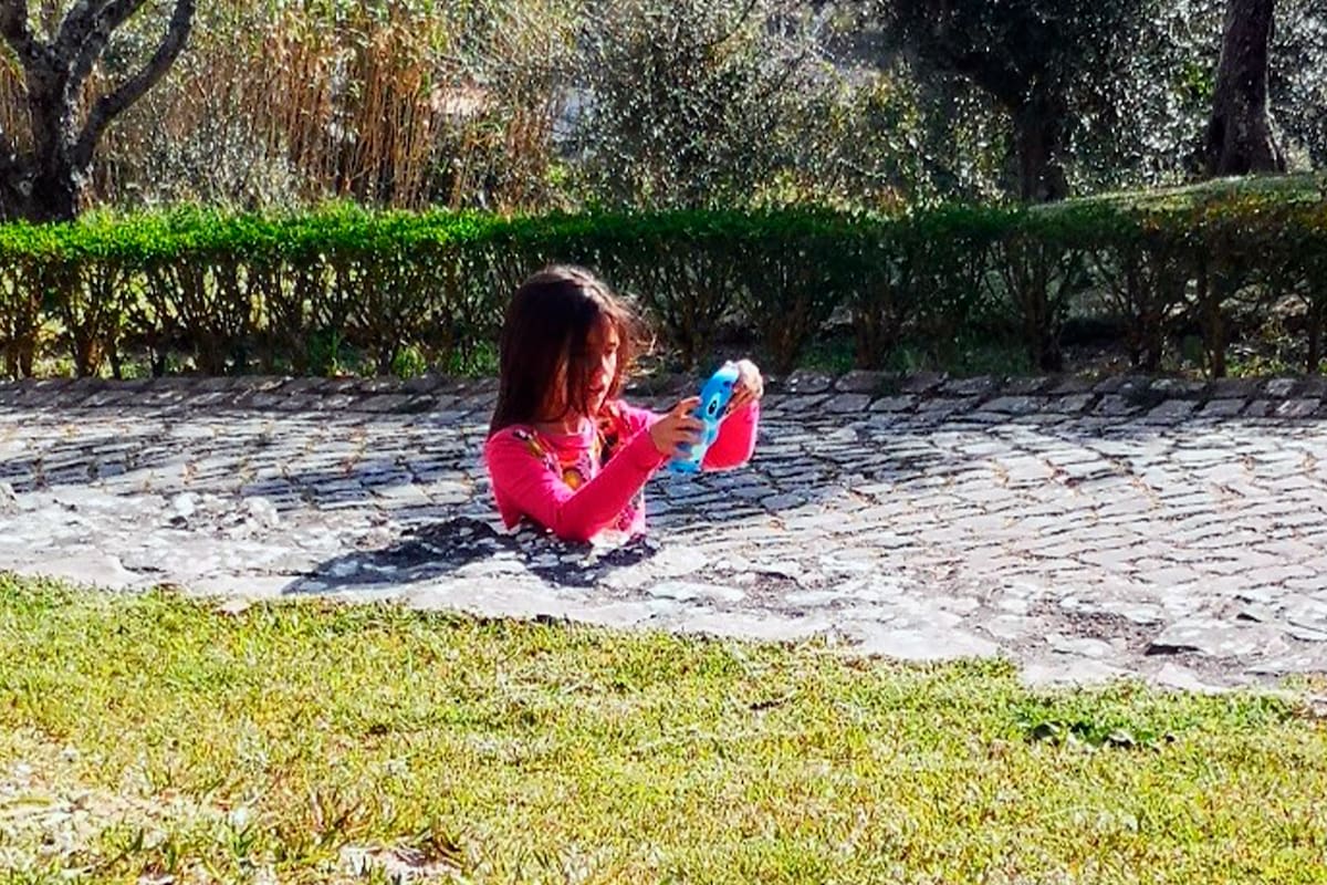 La imagen compartida por un usuario en Reddit que despertó todo tipo de interpretaciones. Tranquilidad: la nena está bien