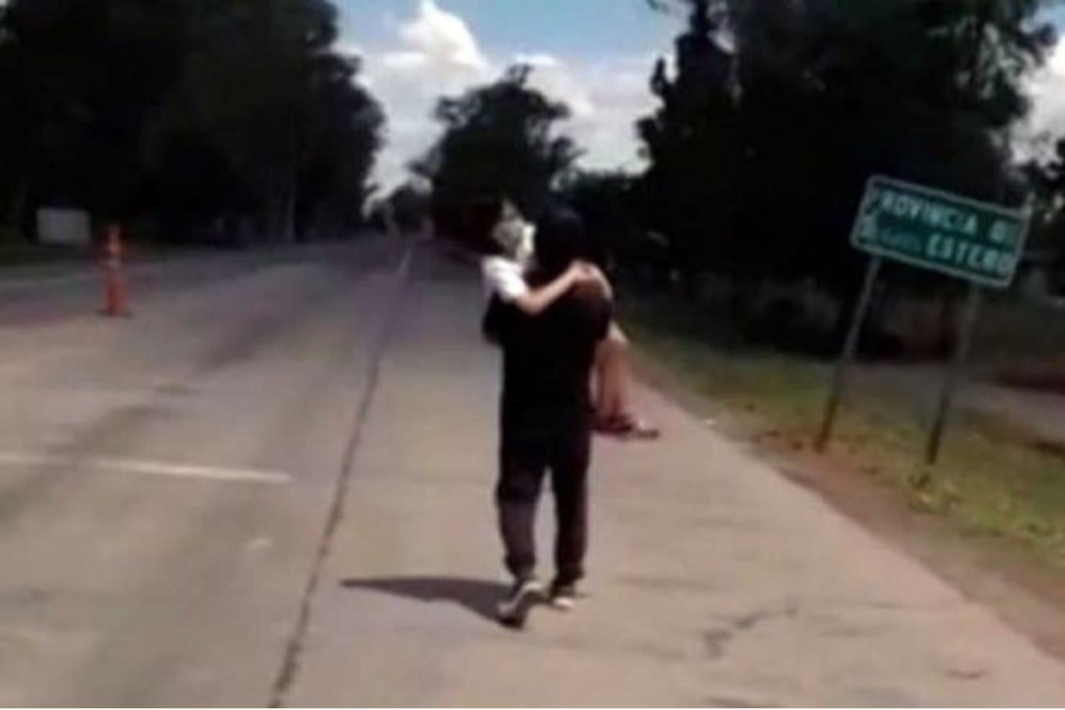 La imagen de Abigail cargada por su padre para atravesar la frontera de Santiago del Estero desde Tucumán conmovió a la opinión pública a mediados de noviembre pasado