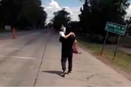 La imagen de Abigail cargada por su padre para atravesar la frontera de Santiago del Estero desde Tucumán conmovió a la opinión pública a mediados de noviembre pasado