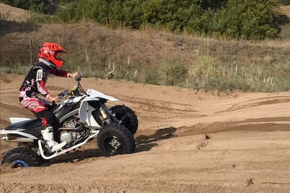 La imagen de Agustín Ciari conduciendo el mismo cuatriciclo protagonista del accidente que acabó con la vida de un chico de siete años