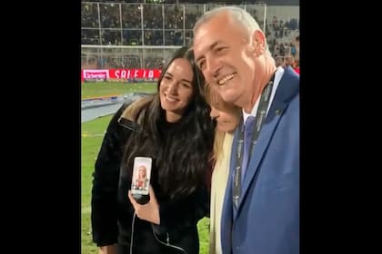 La imagen de Alfaro con su madre y sus dos hijas, una desde la conexión vía celular