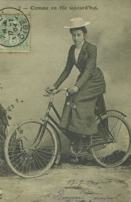 La imagen de Anne Londonderry en bicicleta se difundió por el mundo, también en postales.
